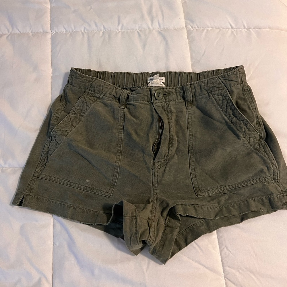 Army green aerie cargo shorts size small